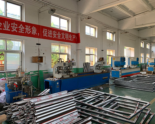 斷橋鋁防火窗車間